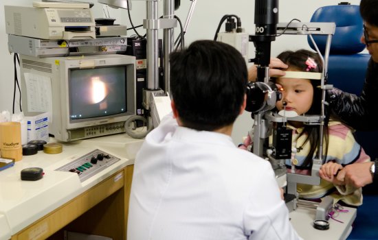 因此小童在六歲前應該最少作一次全面的眼睛檢查，以確保沒有斜視、鴛鴦眼等可引致弱視的眼疾